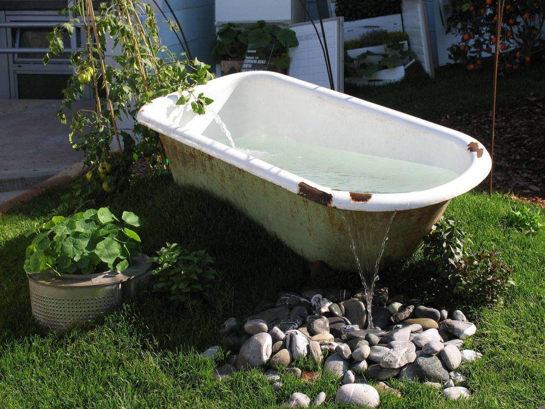Чугунная старая ванна на даче: использовать как пруд из ванны - фото