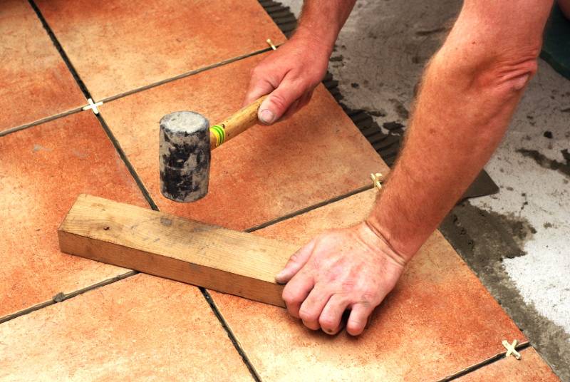 Как класть плитку на пол – самая понятная инструкция