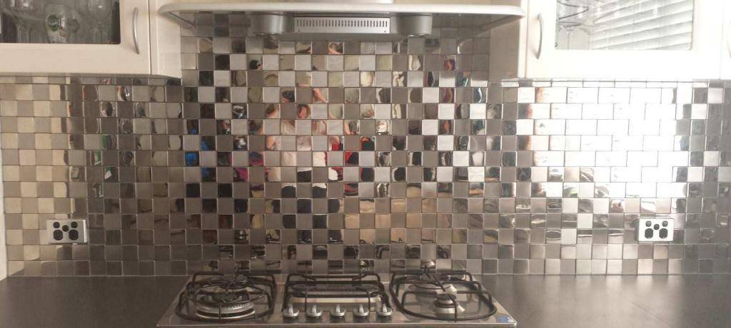 Фартук для кухни из мозаики (45 фото): плюсы, минусы и особенности наклейки