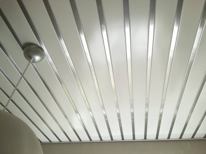Реечный алюминиевый потолок (45 фото): подвесной потолок из панелей и реек