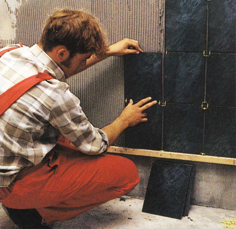 Как класть плитку на стену: технология правильной укладки
