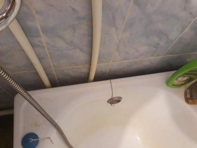 Как заделать стык между кромкой ванны и стеной?