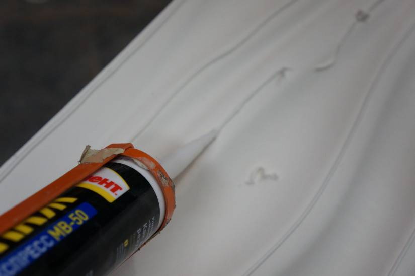 Как клеить панели пвх на стену: монтаж на жидкие гвозди по пластику
