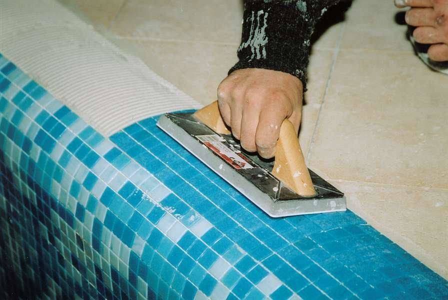 Требования к водостойким клеящим составам, примеры, укладка мозайки или обычной плитки в бассейне