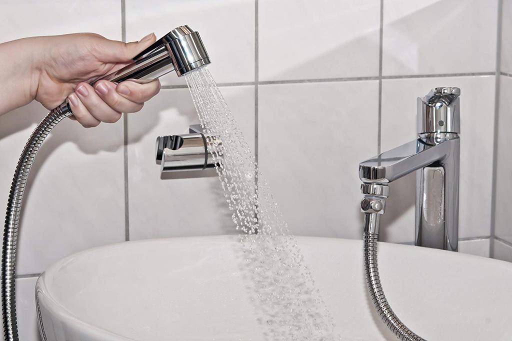 Бьет током в ванной: решаем проблему с электропроводкой