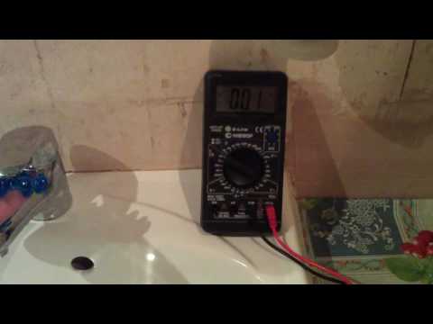 Почему в ванной бьет током от смесителя или воды: как устранить