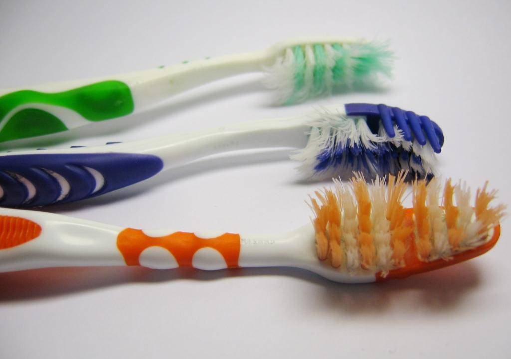 10 лайфхаков: как можно использовать старую зубную щетку