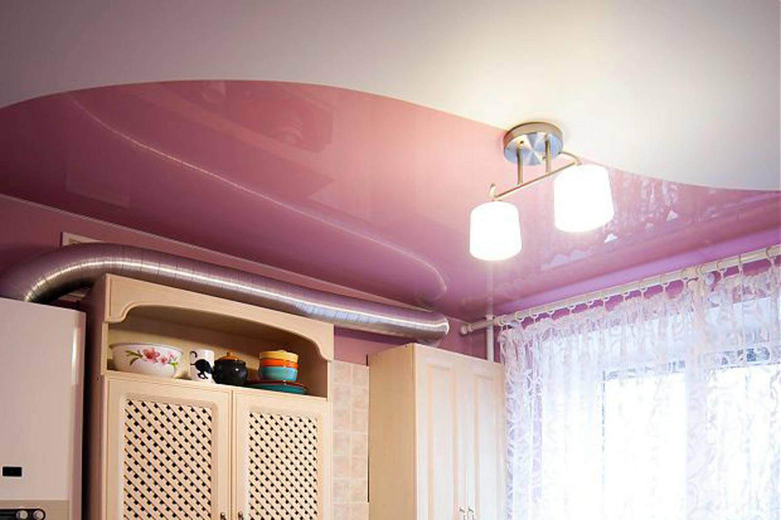 Розовый натяжной потолок на кухне