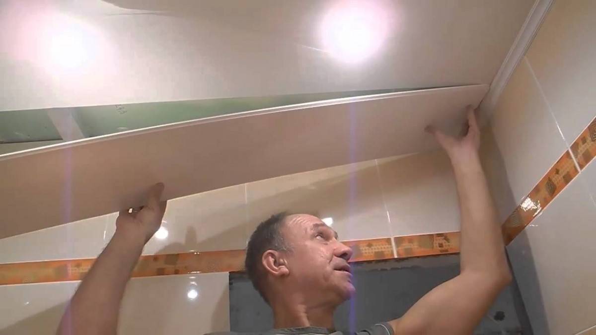 Натяжные потолки в ванной: плюсы и минусы, можно ли устанавливать в комнату, стоит ли делать установку