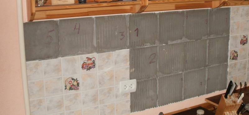 Как обновить старую кафельную плитку на кухне и в ванной: способы и рекомендации