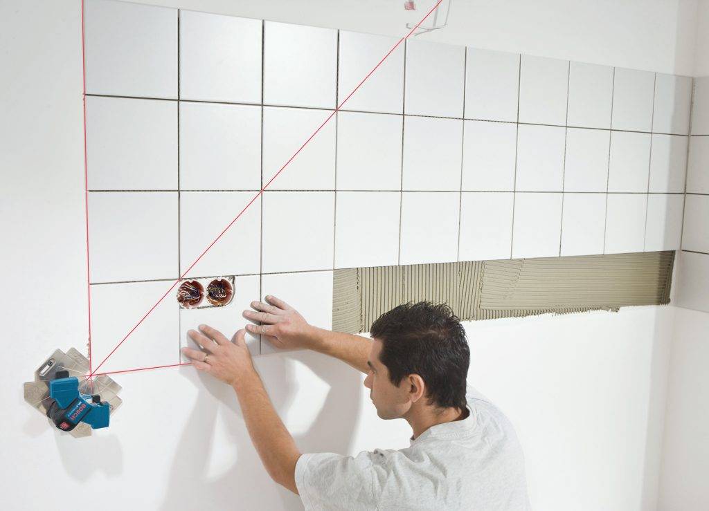 Как класть плитку на стену в ванной своими руками: видео и пошаговая инструкция