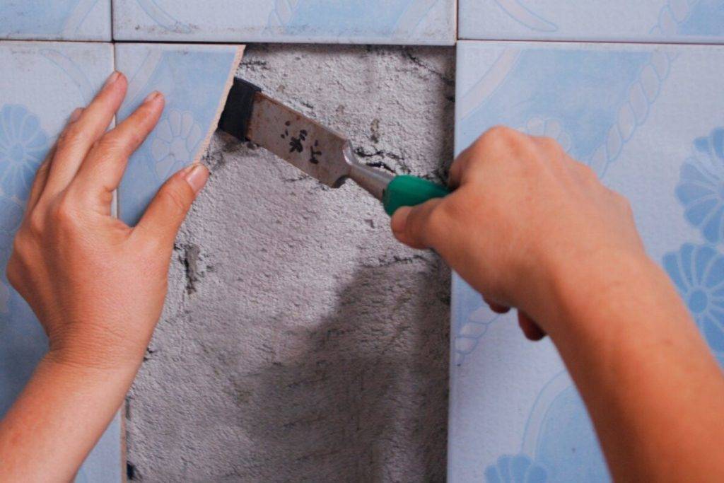 Как аккуратно снять плитку со стены: способы и пошаговые инструкции