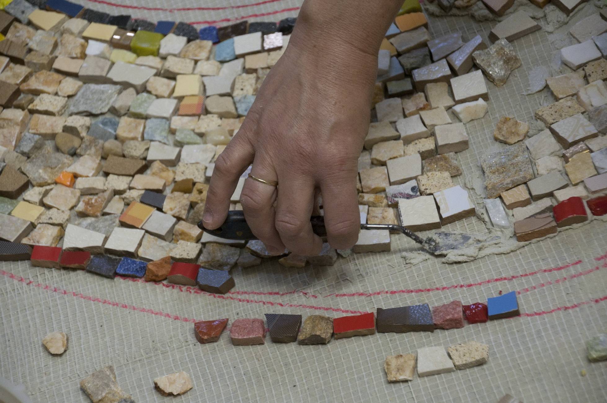 Мозаика из крышек своими руками от пластиковых бутылок: пошаговая инструкция и идеи +фото и видео