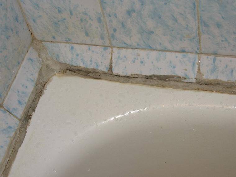 Чем закрыть щель между ванной и стеной: заделка больших дырок расстоянием 5 и 10 см