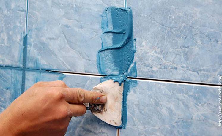 Как затирать швы на плитке на стене – использование разных затирочных смесей