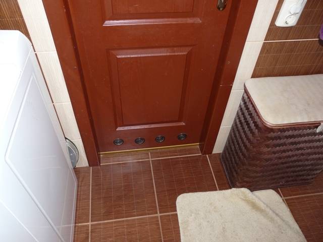 Ремонт дверей в ванной комнате и туалете — пошаговое видео и фото