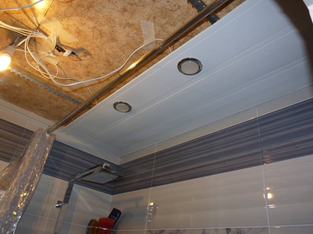 Реечный потолок в ванной - выбор материалов и монтаж своими руками (120 фото)