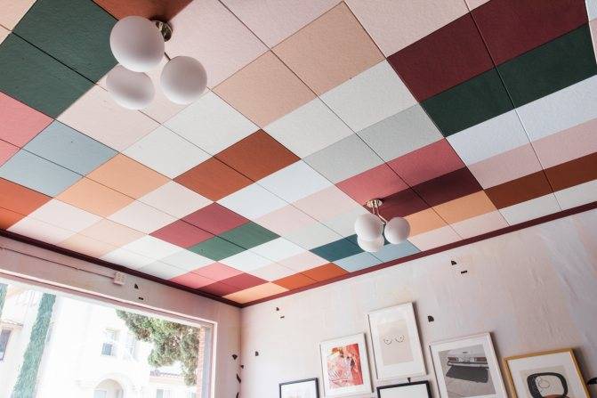 Как и чем покрасить потолочную плитку – выбор краски, правила покраски