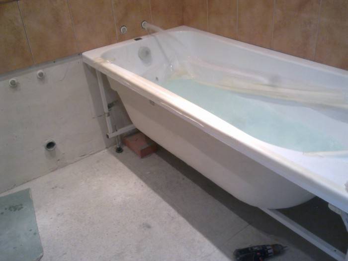 Установка ванны до или после укладки плитки — видео инструкция и фото