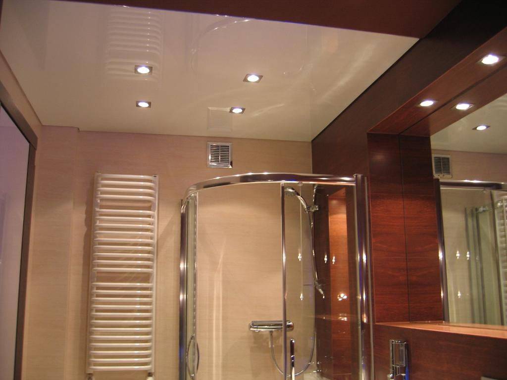 Натяжные потолки в ванной комнате: особенности выбора: