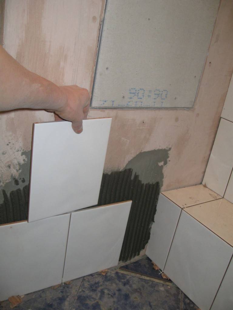 Чем приклеить отвалившуюся плитку на полу? - интерьер и ремонт