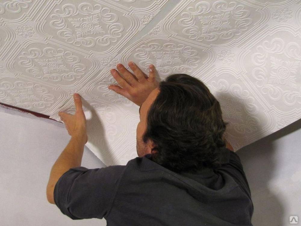 Как правильно клеить потолочную плитку — особенности отделки