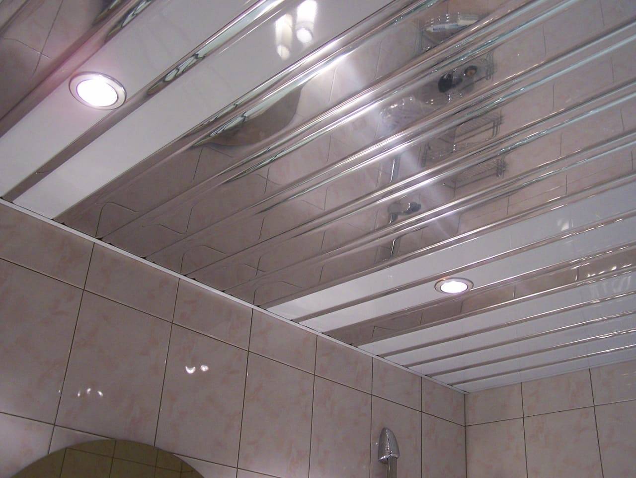 Реечный потолок в ванной комнате - монтаж фото вариантов