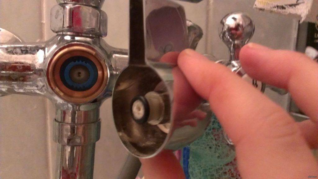 Течет кран в ванной: как починить смеситель своими руками, видео ремонта