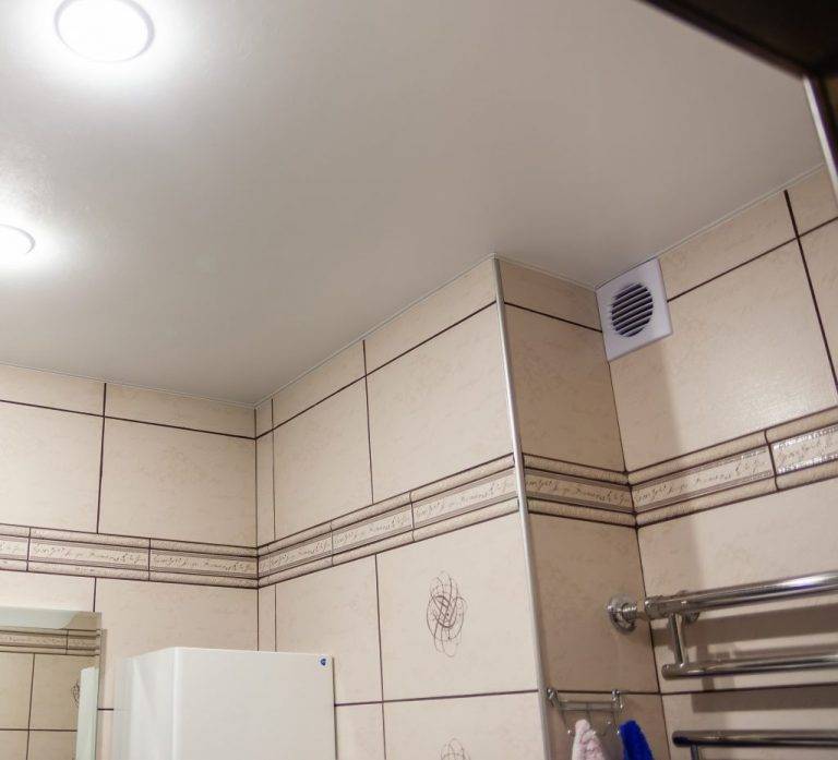 Натяжной потолок в ванной: особенности, плюсы и минусы