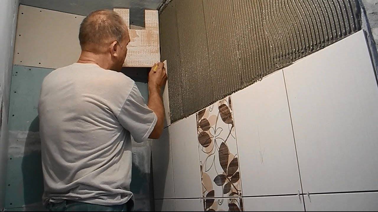 Как класть плитку в туалете: на пол или стену