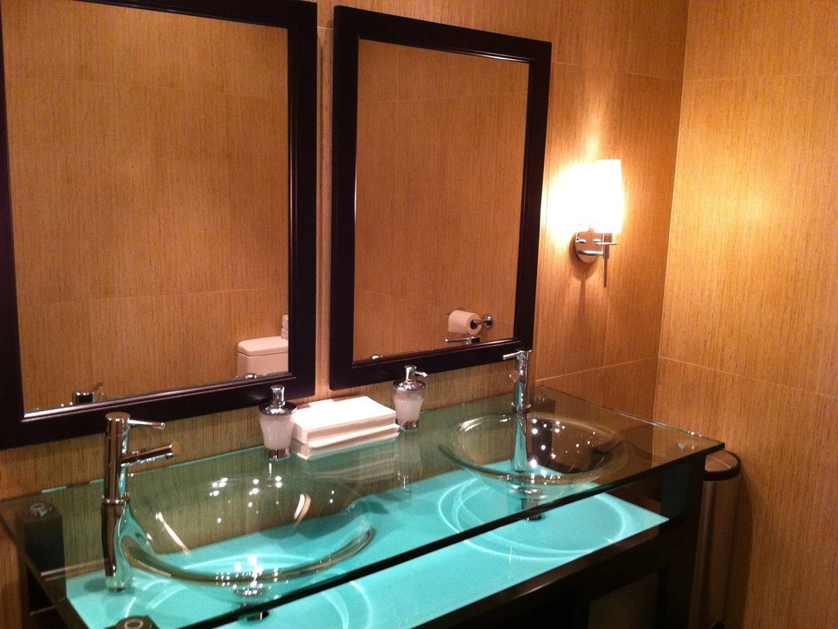 Как выбрать столешницу для ванной комнаты: плюсы и минусы самых популярных материалов