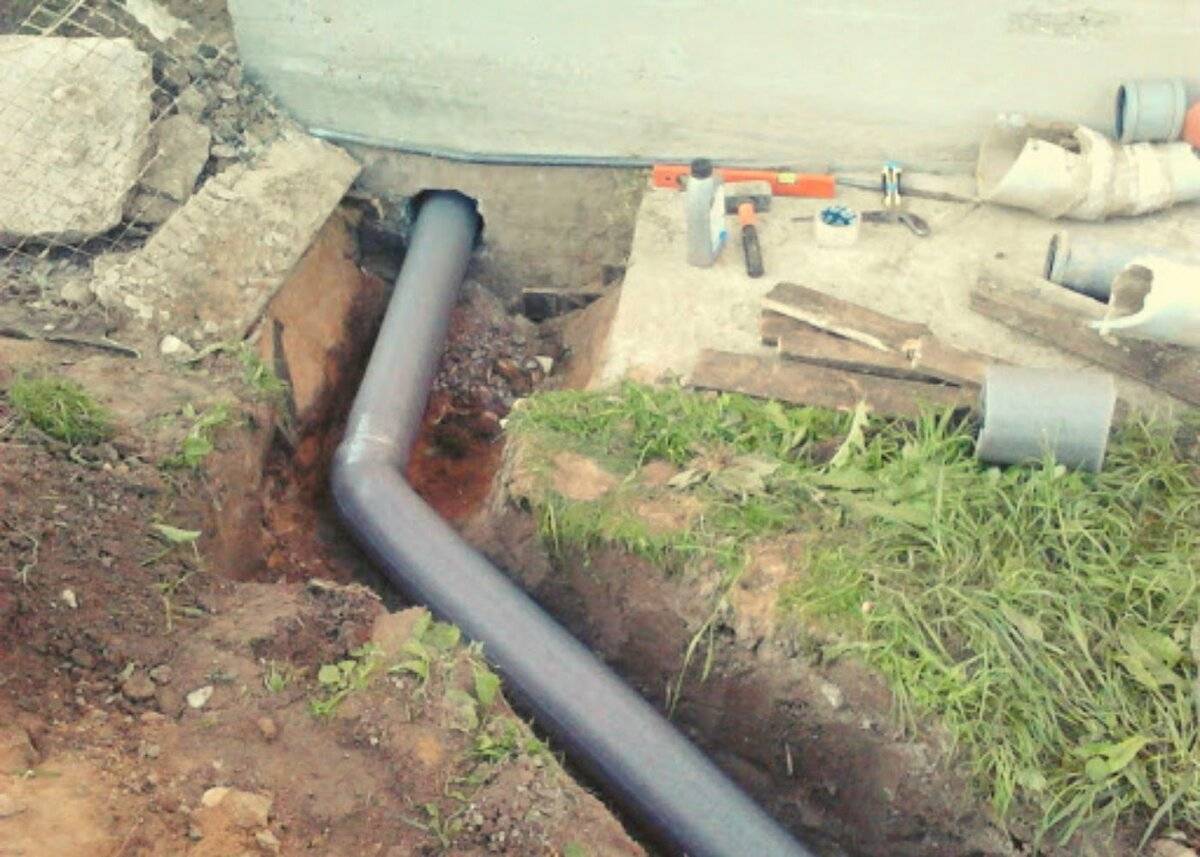 Как правильно вывести канализационную трубу на улицу