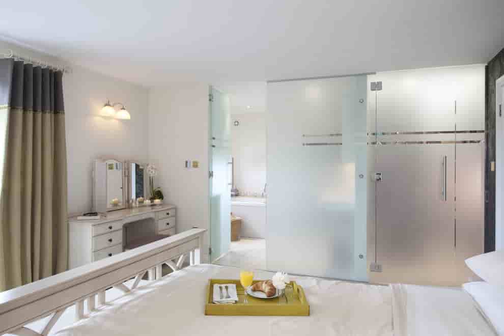 Прозрачная стена-перегородка из стекла в квартире или частном доме: раздвижные панели