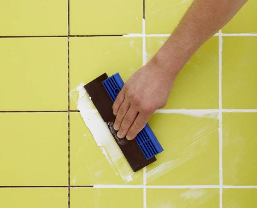 Как затирать швы на плитке на полу: советы по выбору затирки и как правильно затирать швы