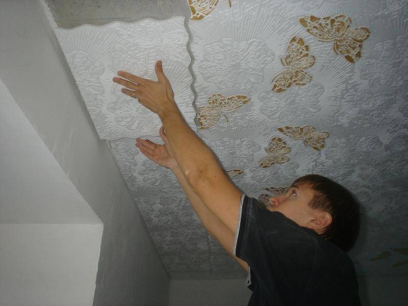 Как правильно клеить плитку на потолок