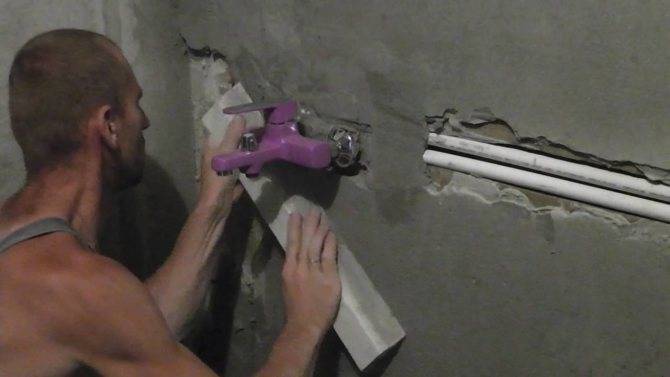 Как нужно крепить смеситель к стене