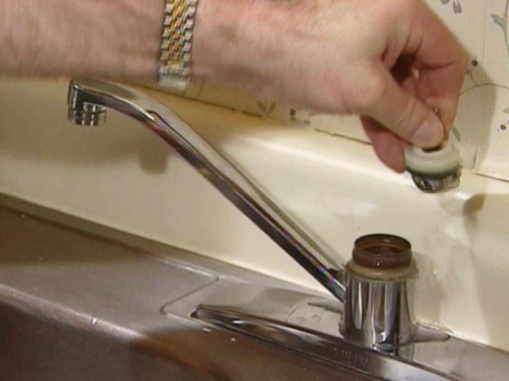 Капает вода из крана: как починить однорычажный или двухвентильный смеситель своими руками