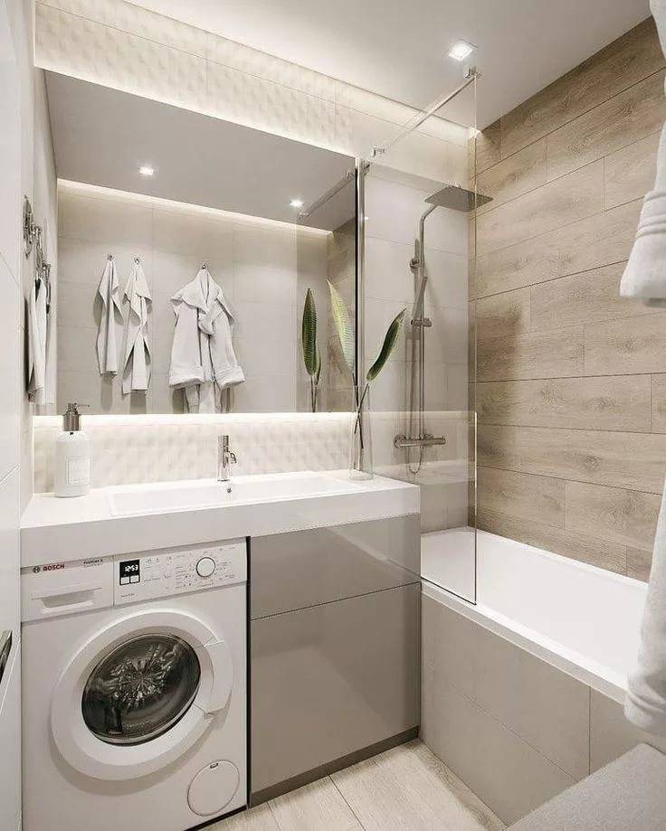 Дизайн маленькой совмещенной ванной комнаты с туалетом и стиральной машиной в светлых тонах - 23 фото