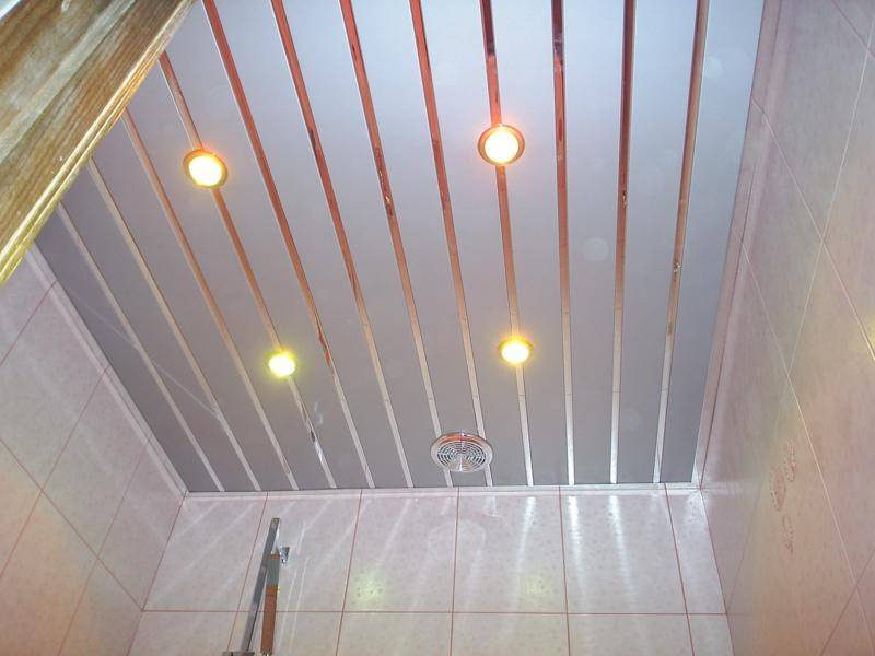 Реечные потолки для ванной комнаты: виды, особенности монтажа