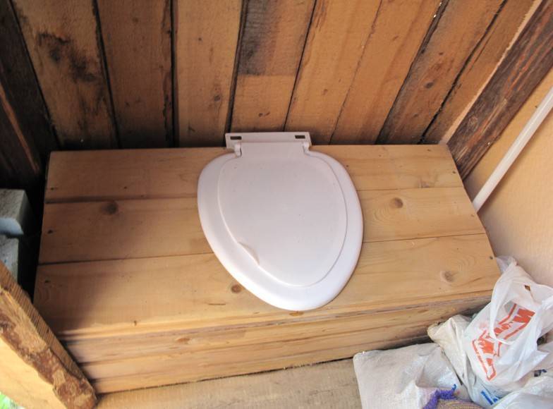 Какой унитаз можно поставить в туалете на даче: готовый, сделанный своими руками