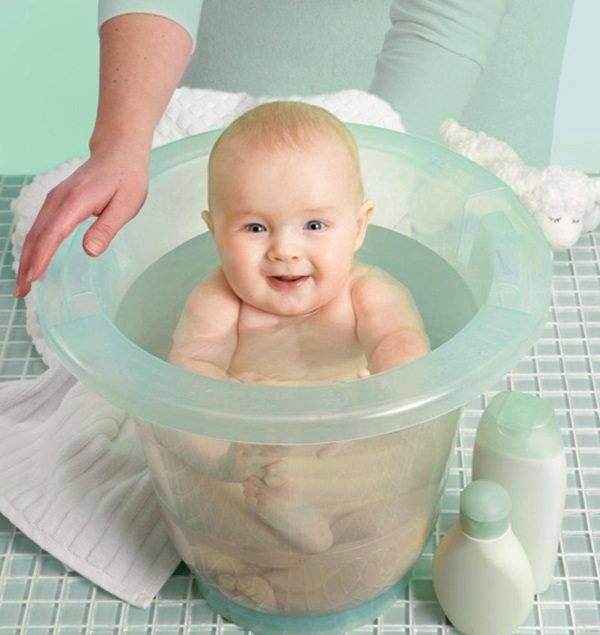 Как купать новорожденного ребенка в ванночке: первый раз, с горкой, с марганцовкой, правила купания