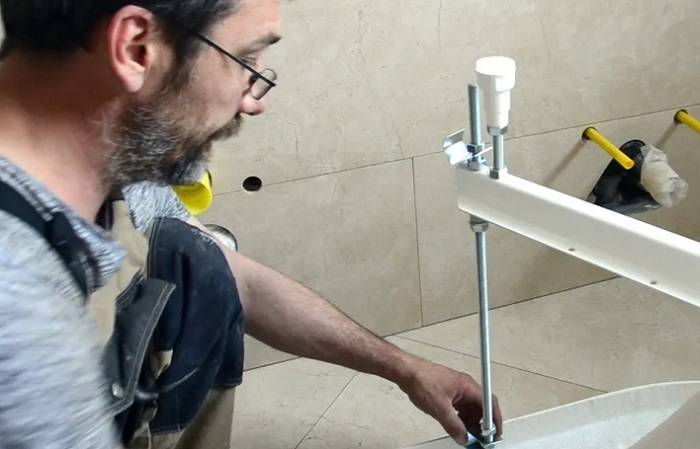 Нюансы установки на каркас акриловой ванны своими руками? 4 главных плюса по сравнению с ножками