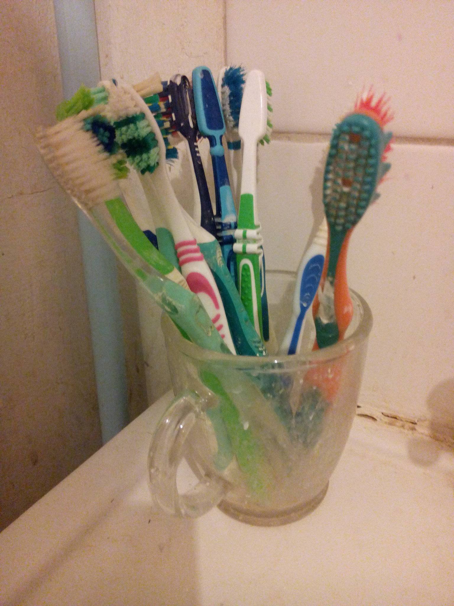 Не выбрасывайте старые зубные щетки, для них есть применение!