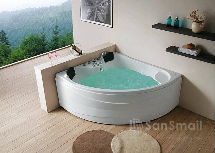 Гидромассажная ванна джакузи в маленькой ванной для квартиры