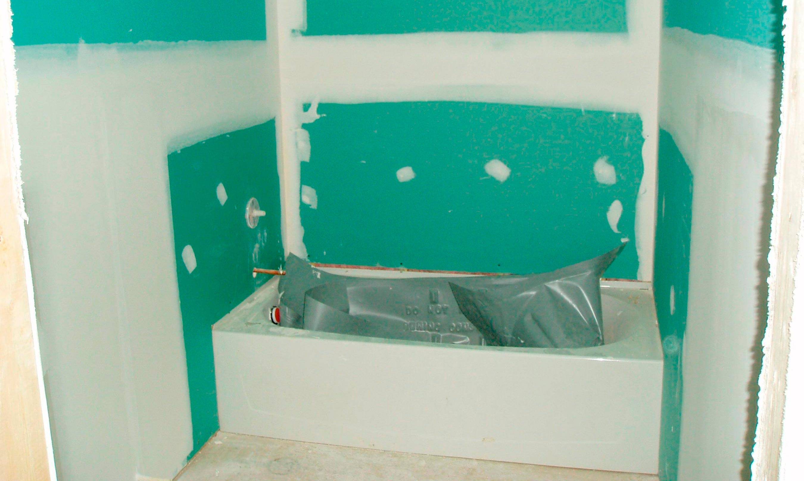 Как выровнять стены в ванной гипсокартоном: монтаж материала на клей и каркас