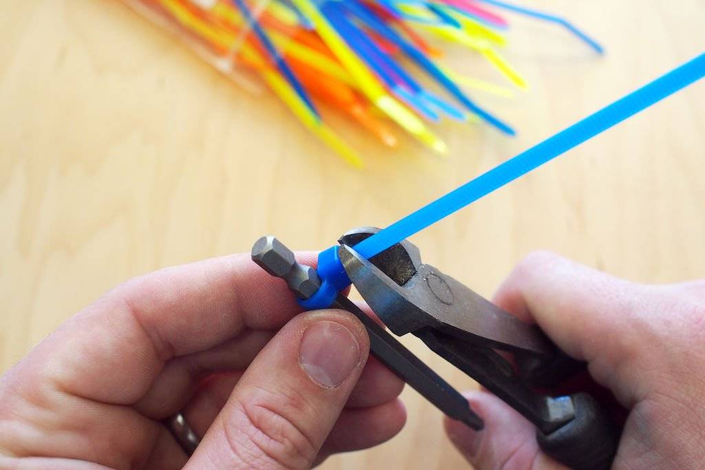 10 полезных применений кабельных стяжек в быту — будь в теме