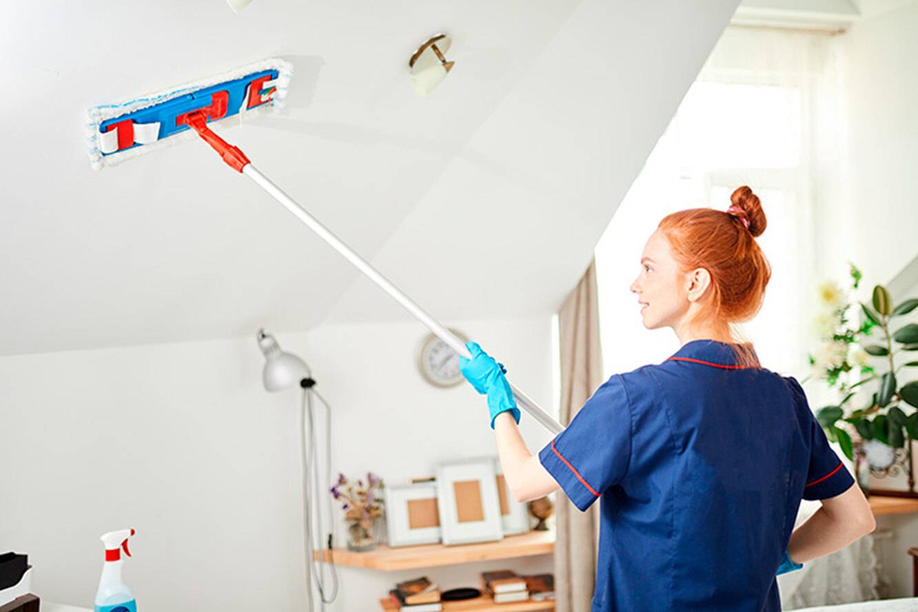 Как эффективно вымыть натяжной потолок и не порвать его