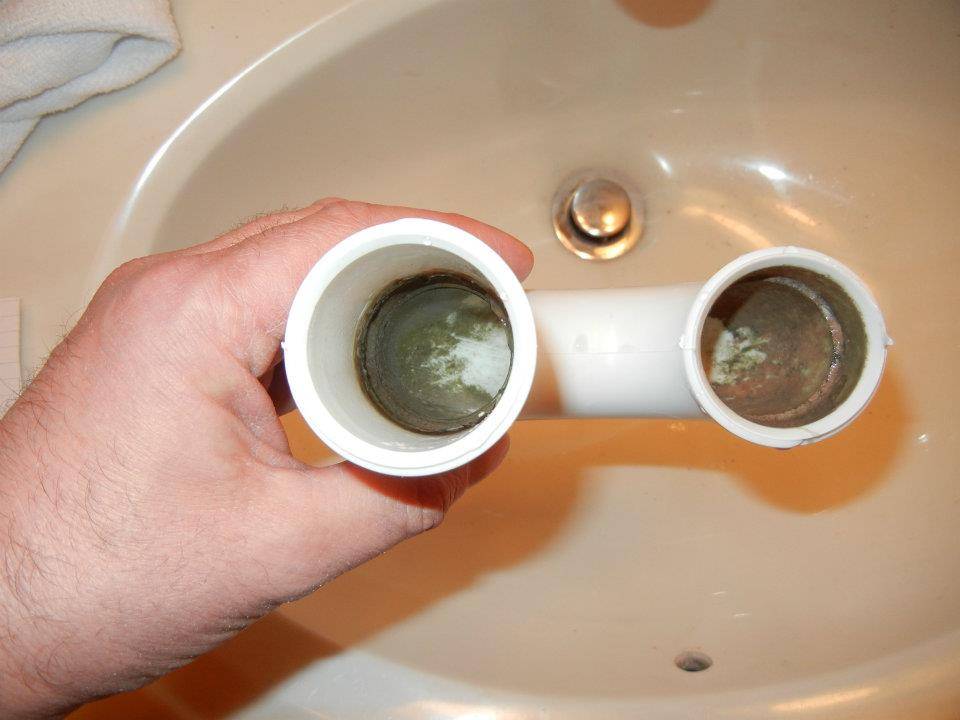 Запах канализации в ванной: причины и их устранение
