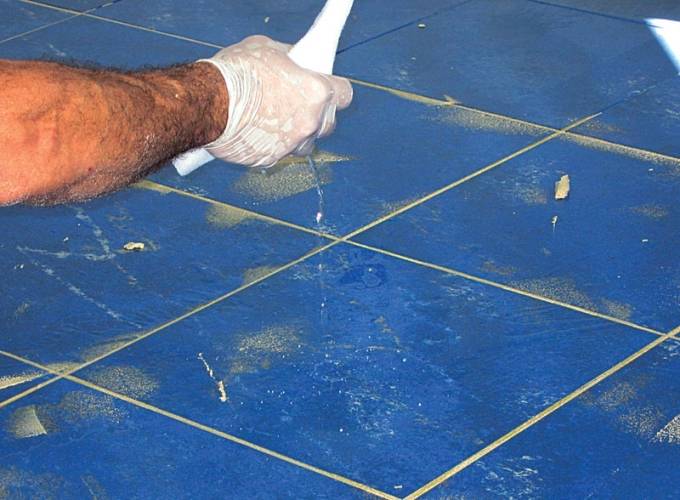 Как очистить старую кафельную плитку от раствора: как удалить цемент и клей с керамического изделия народными средствами, убрать специальными составами?