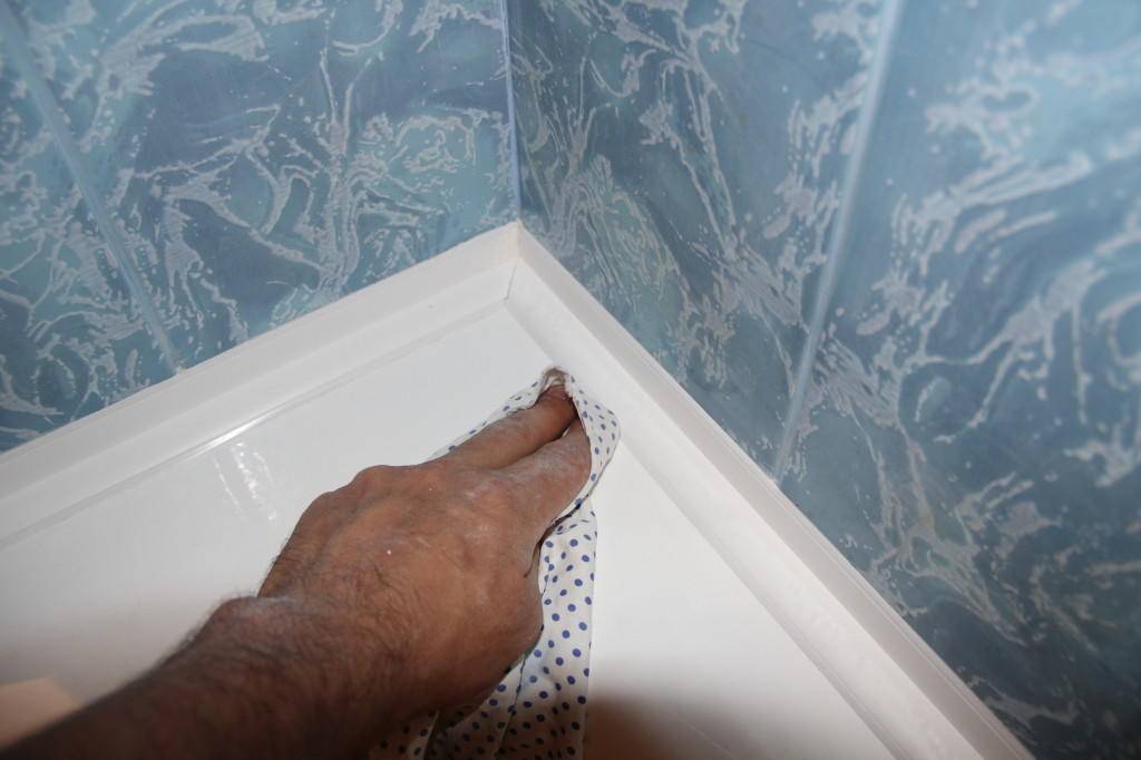 Клей для панелей пвх в ванной: как приклеить пластиковые листы, как правильно обклеить комнату с высокой влажностью